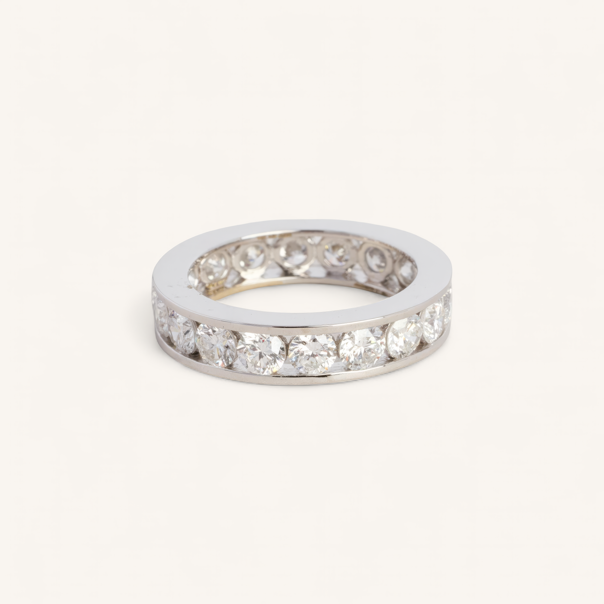 ETERNITY RING I 14K HVIDGULD MED DIAMANTER (2.92 CT), STR. 52