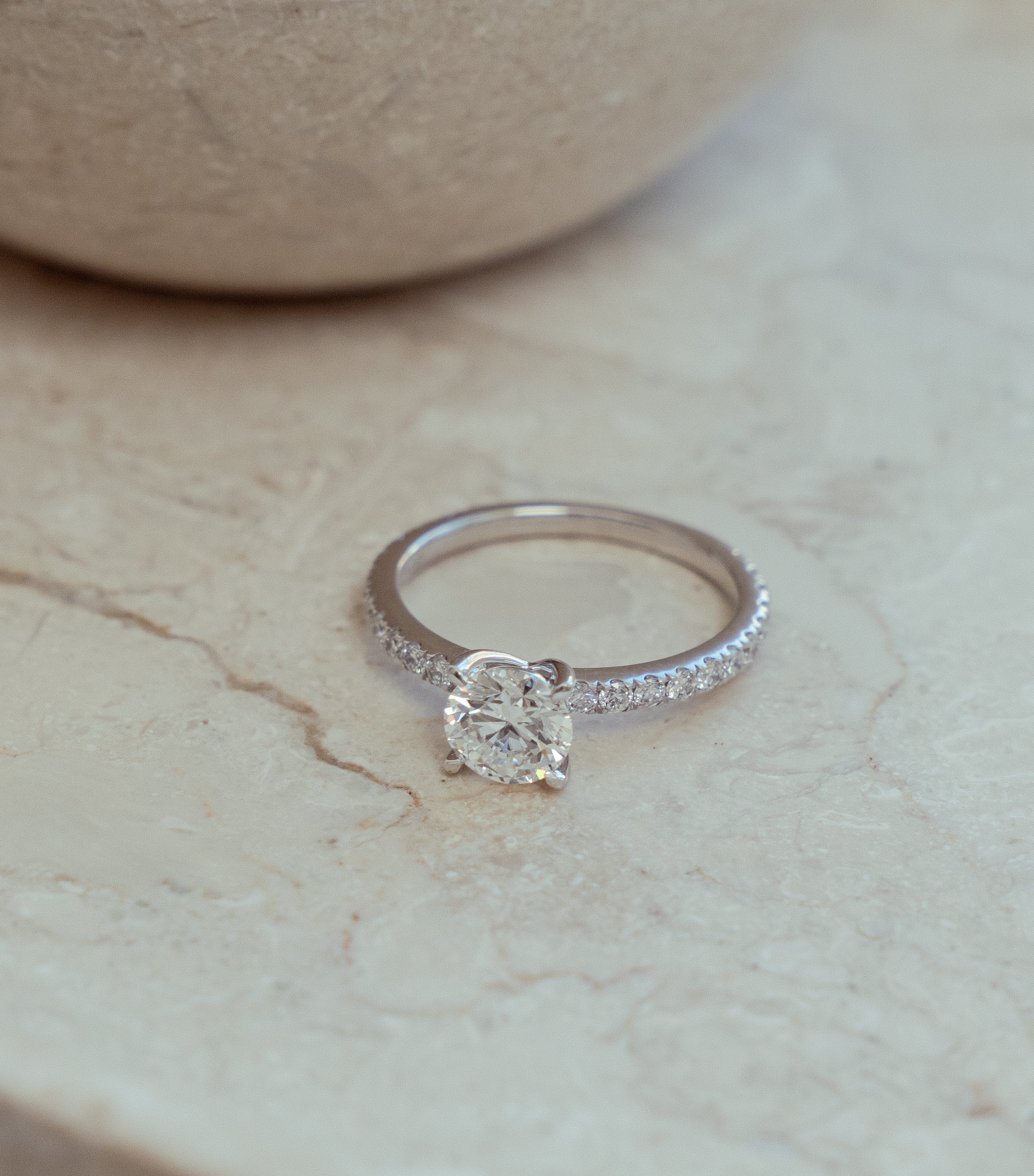 RUND PAVÉRING I 14K HVIDGULD MED DIAMANTER (1.6 CT), STR. 54