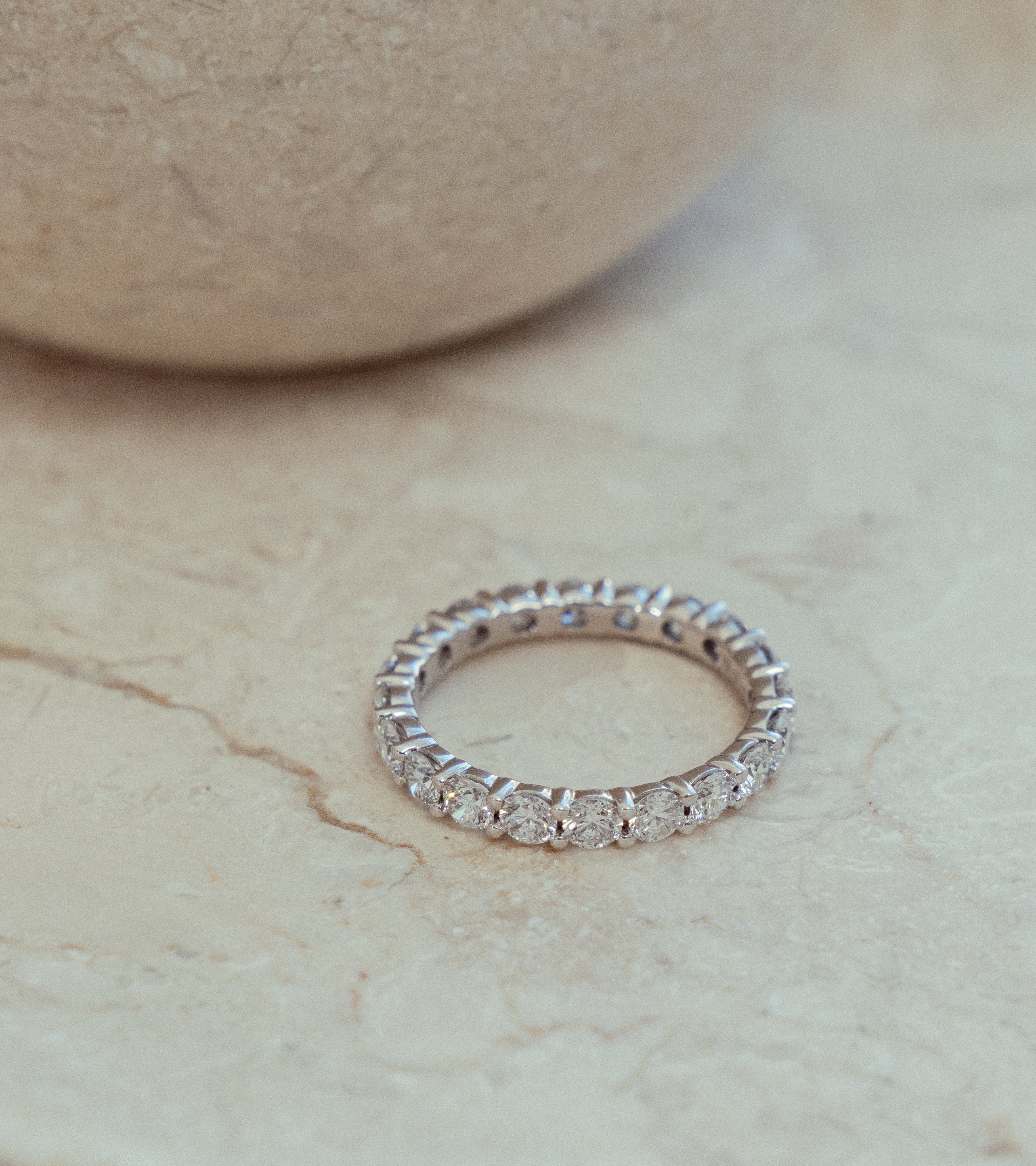 ALLIANCERING I 14K HVIDGULD MED DIAMANTER (2.0 CT), STR. 54