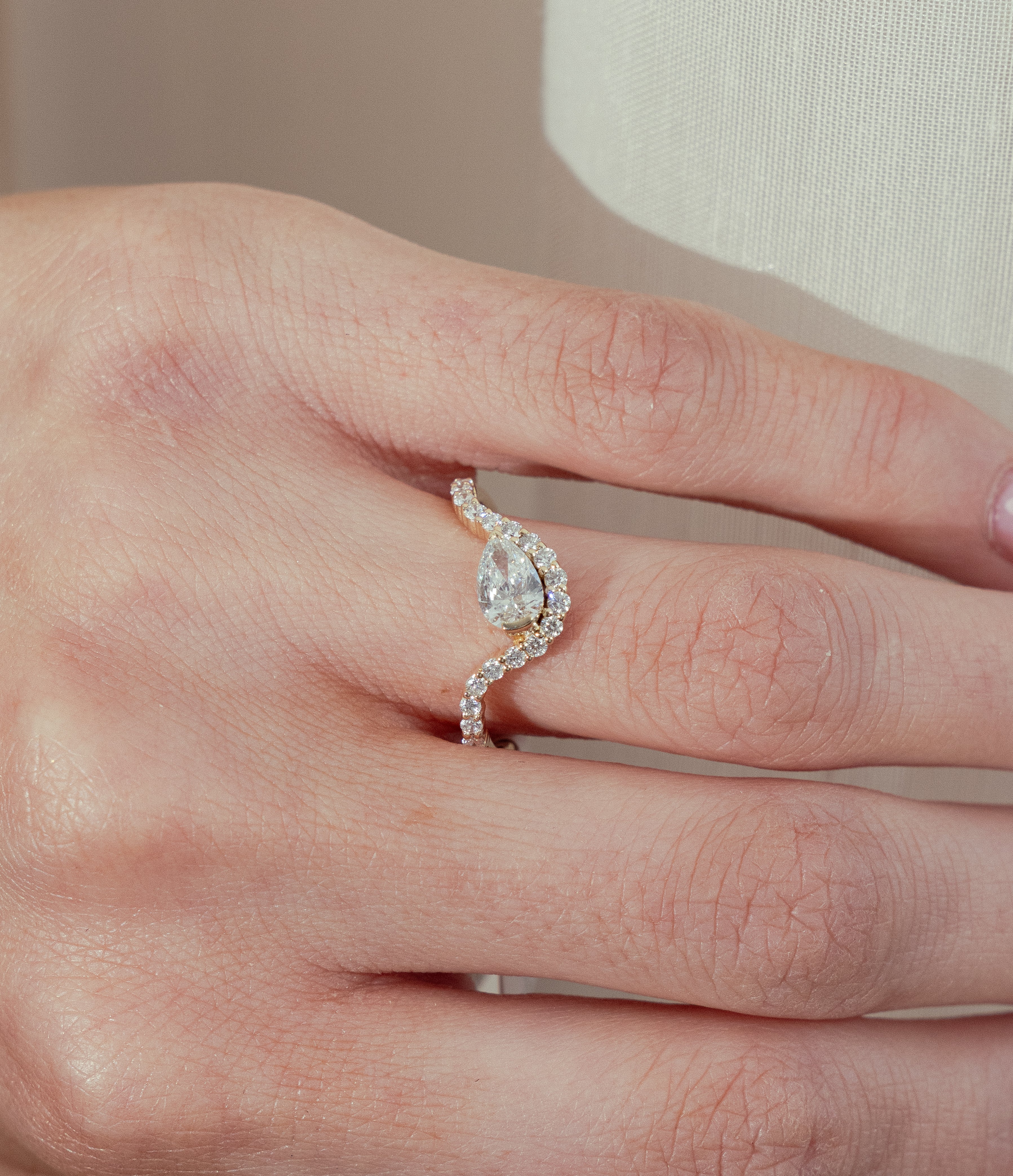 PEAR PAVÉRING I 14K GULD MED DIAMANTER (0.78CT), STR. 54