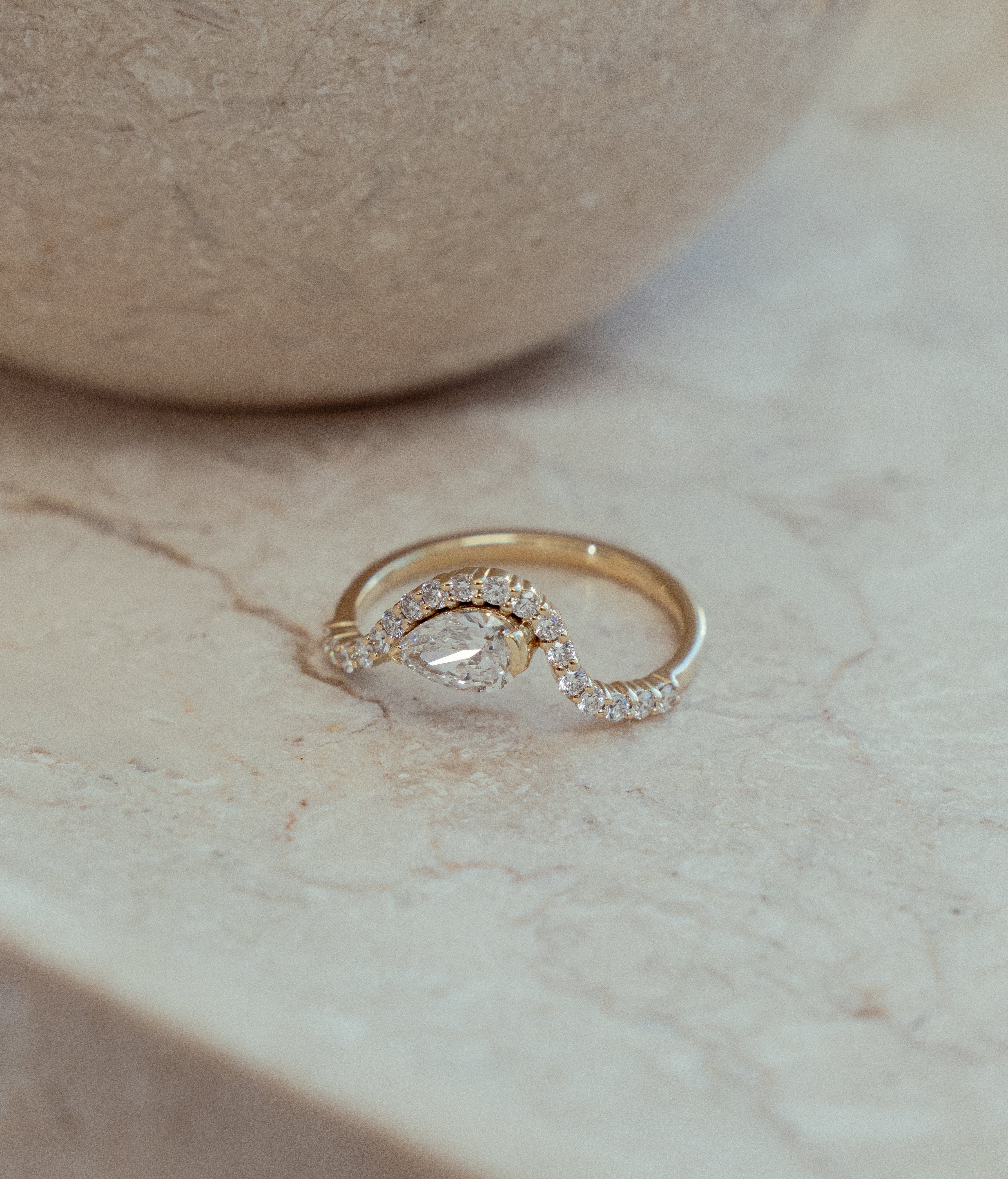 PEAR PAVÉRING I 14K GULD MED DIAMANTER (0.78CT), STR. 54