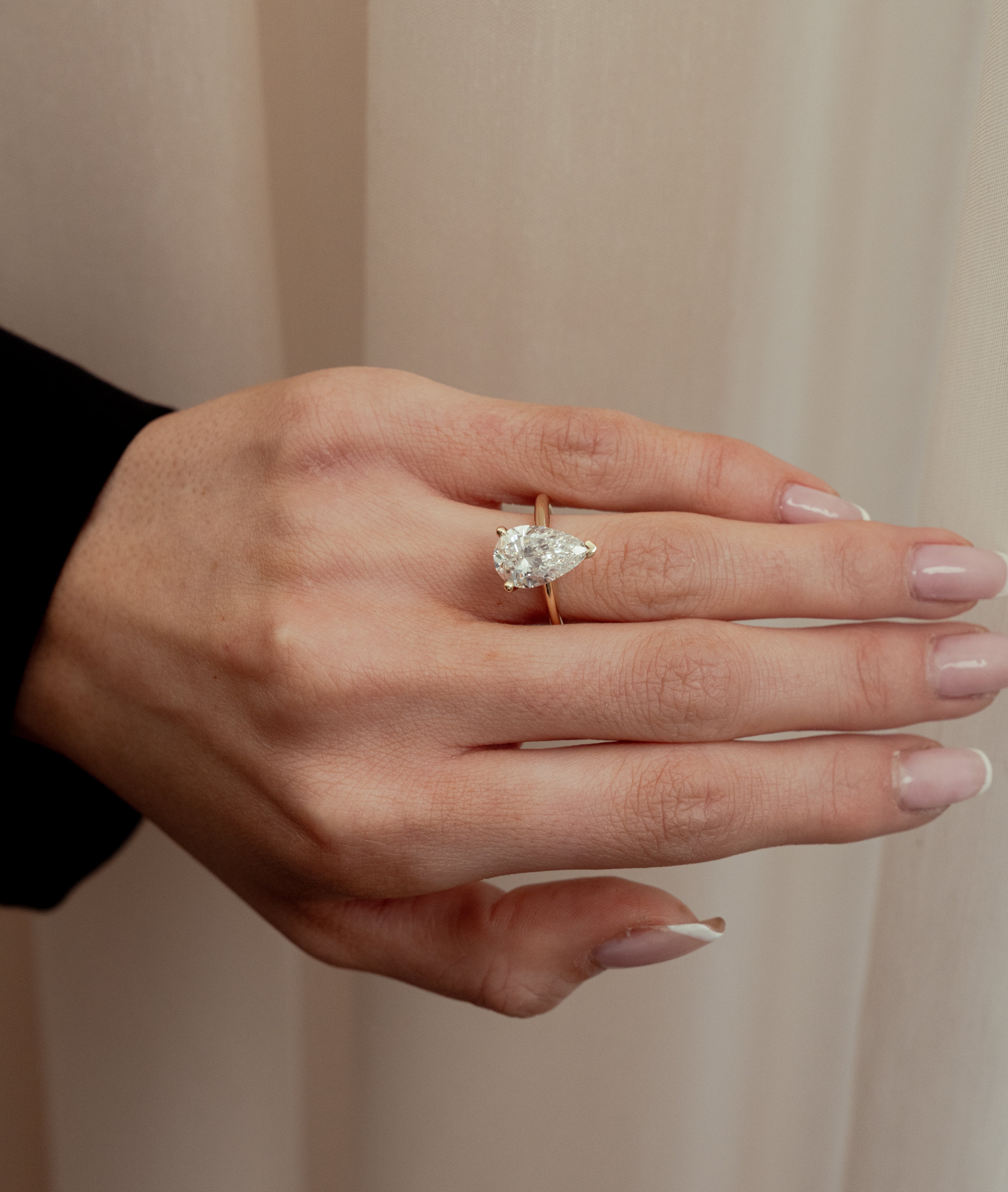 STOR PEAR RING I 14K GULD MED EN DIAMANT (3.06 CT), STR. 54