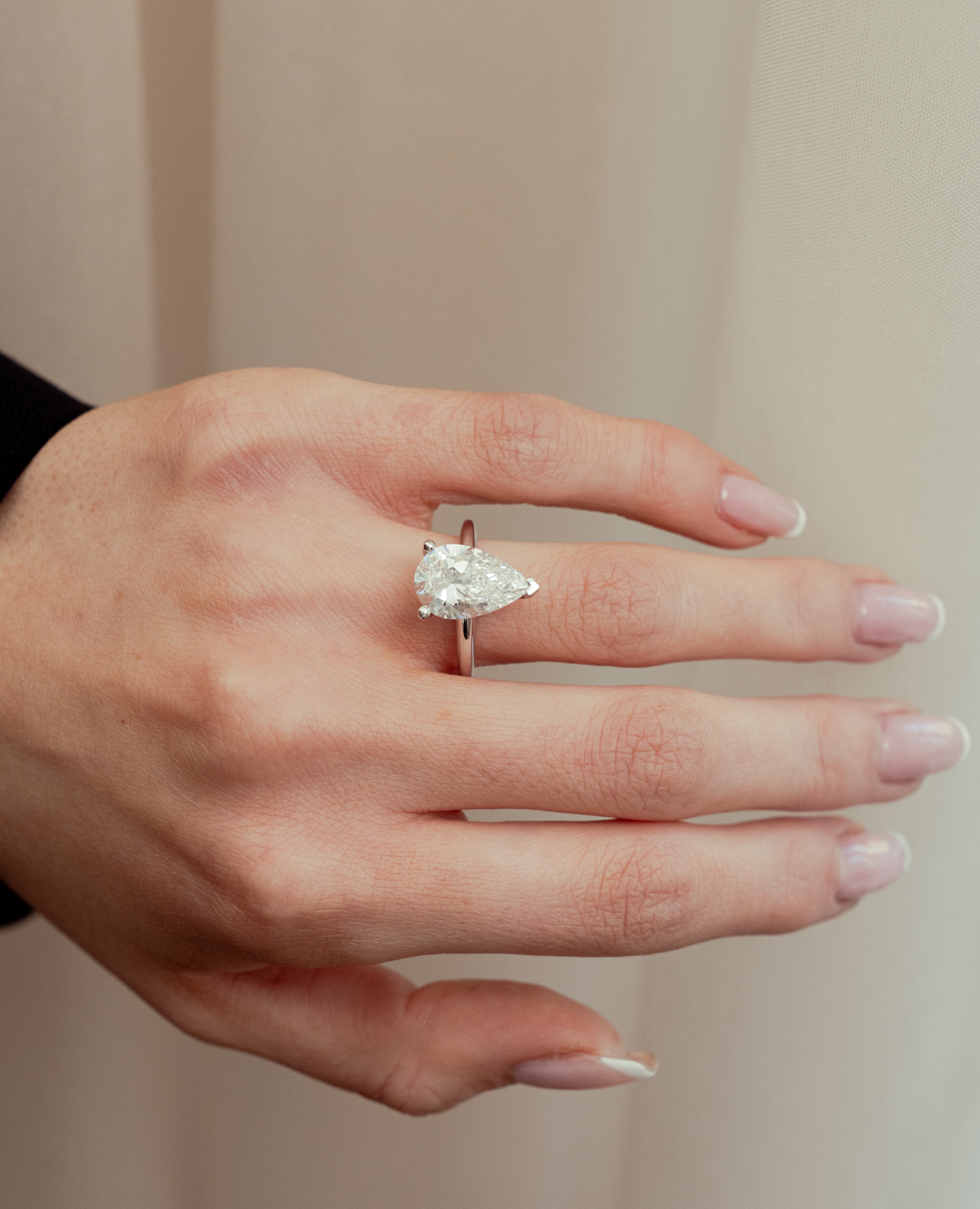 STOR PEAR RING I 14K HVIDGULD MED EN DIAMANT (4.02CT), STR. 54