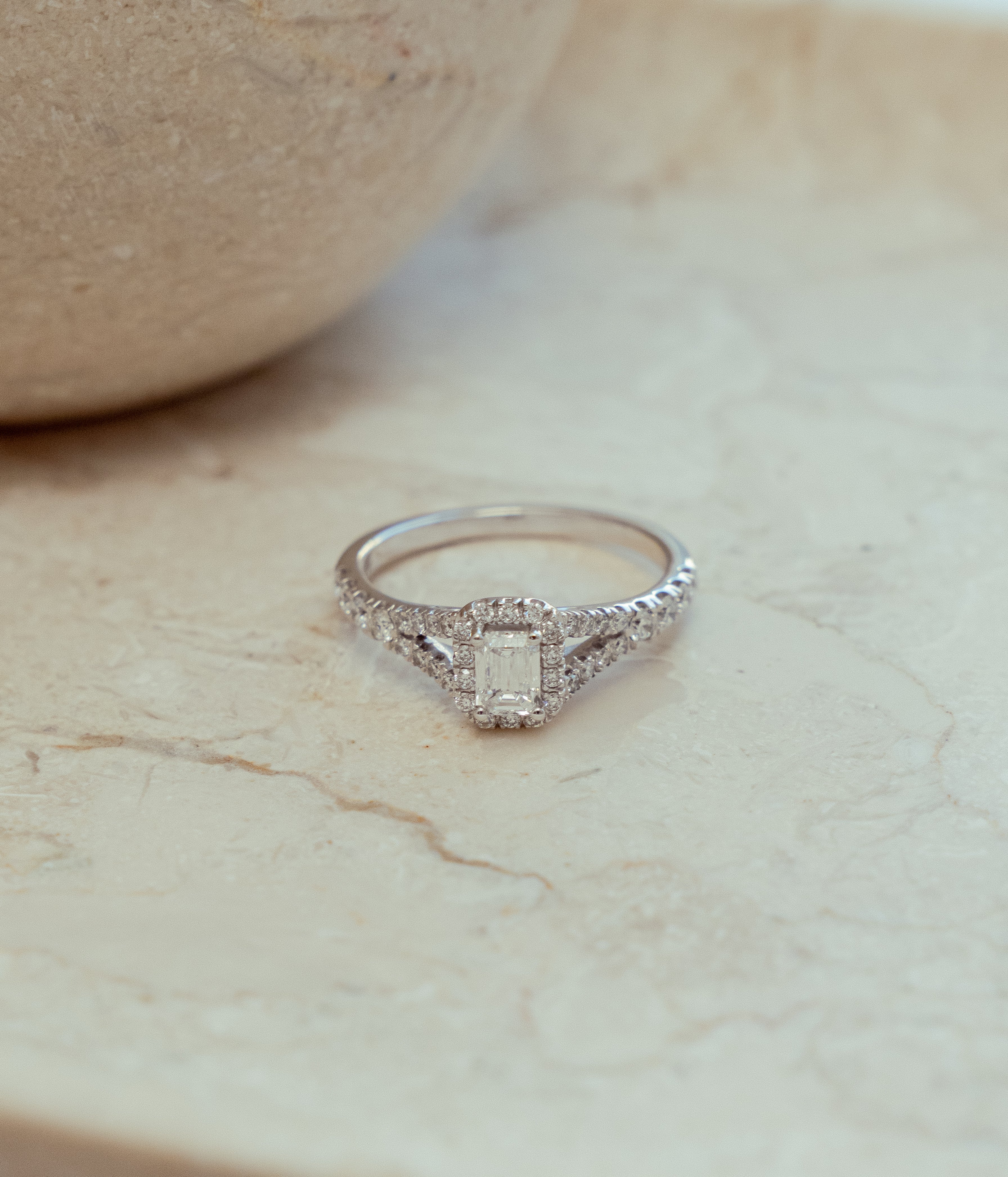 EMERALD PAVÉRING I 14K HVIDGULD MED DIAMANTER (1.0 CT), STR. 56