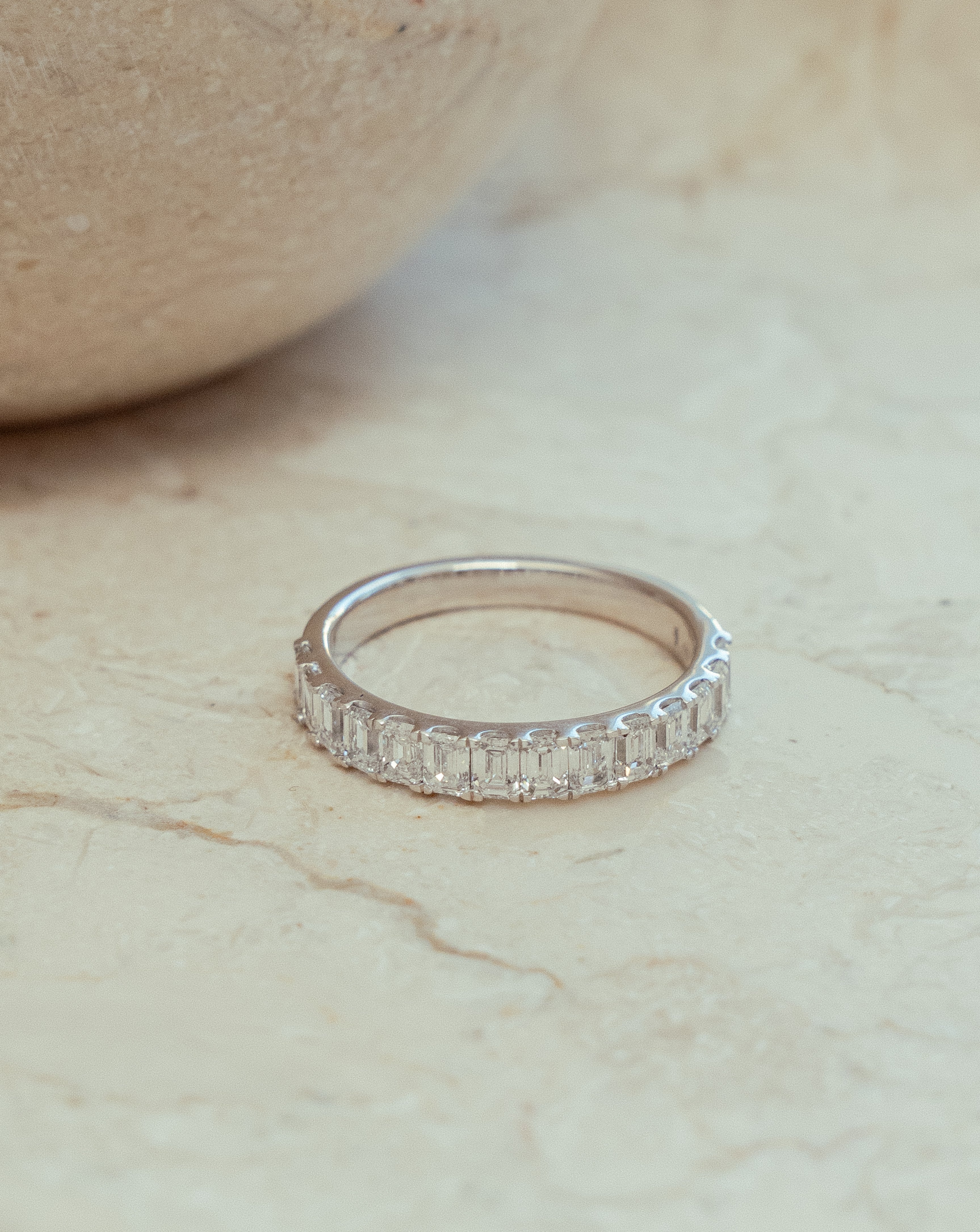 RECTANGLE ETERNITY RING I 14K HVIDGULD MED DIAMANTER (1.3), STR. 54