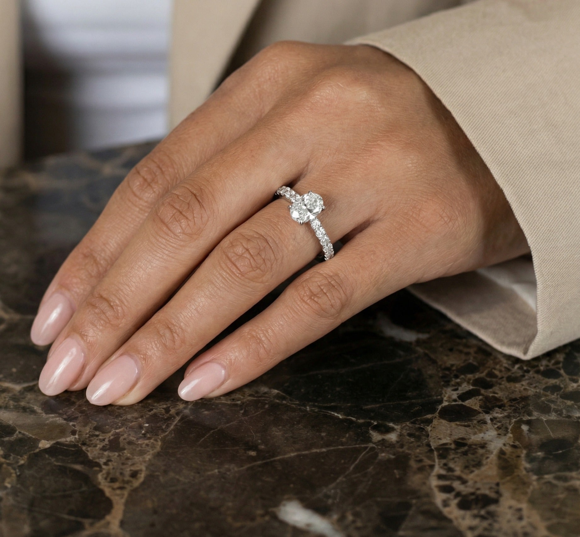 OVAL PAVÉRING I 14K HVIDGULD MED DIAMANTER (1.6 CT), STR. 54