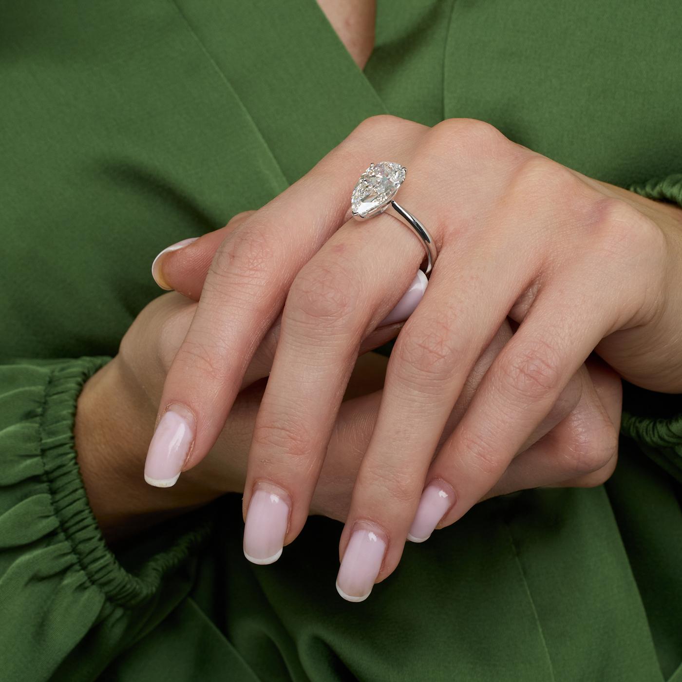 KLASSISK PEAR SOLITAIRERING