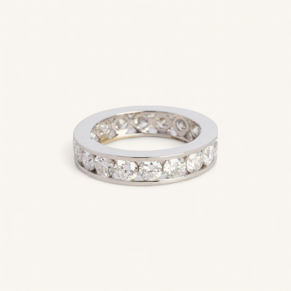 ETERNITY RING I 14K HVIDGULD MED DIAMANTER (2.92 CT), STR. 52