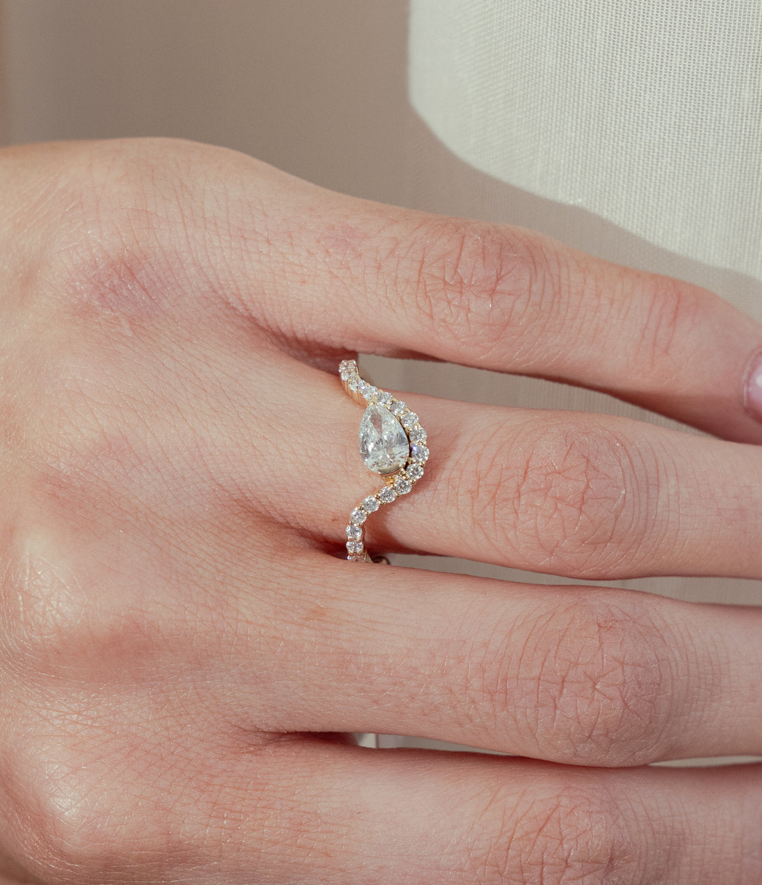 PEAR PAVÉRING I 14K GULD MED DIAMANTER (0.78CT), STR. 54