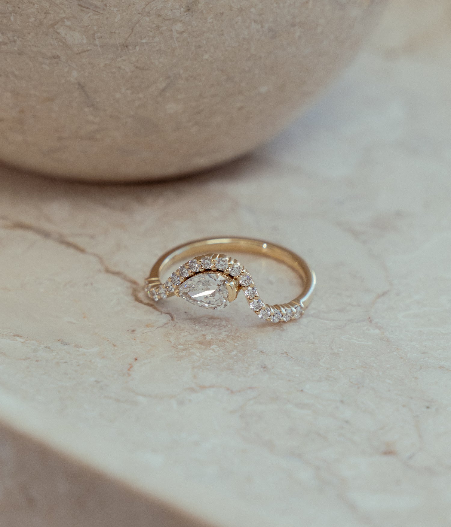 PEAR PAVÉRING I 14K GULD MED DIAMANTER (0.78CT), STR. 54