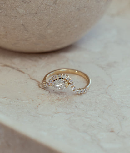 PEAR PAVÉRING I 14K GULD MED DIAMANTER (0.78CT), STR. 54