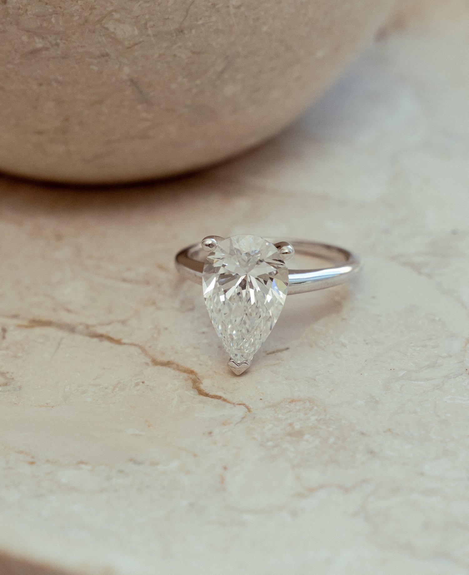 STOR PEAR RING I 14K HVIDGULD MED EN DIAMANT (4.02CT), STR. 54