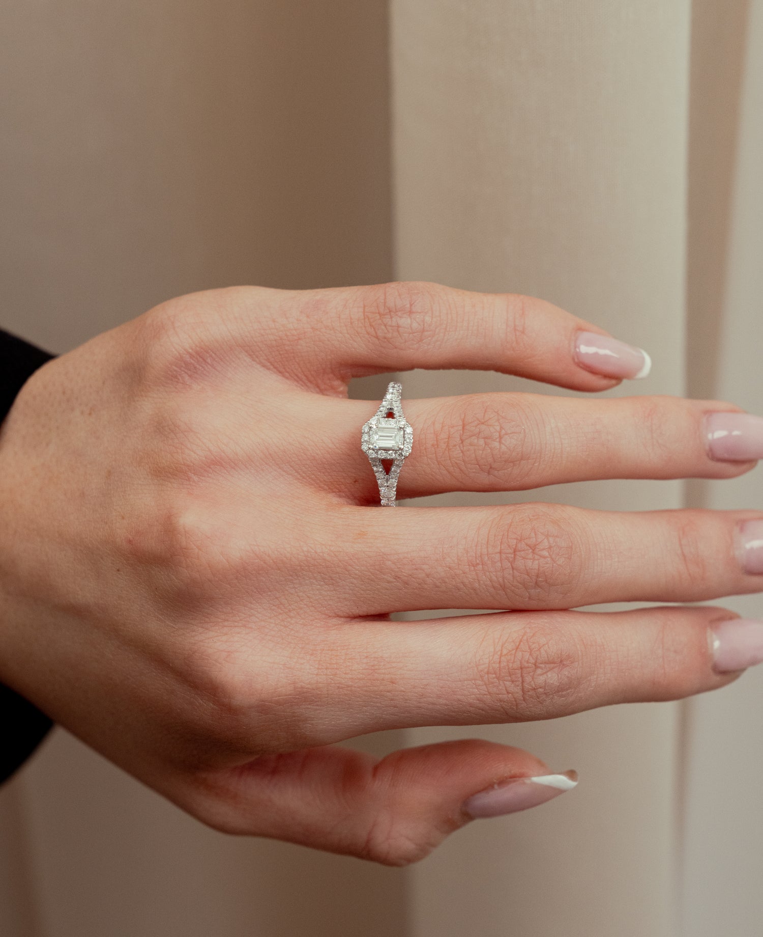 EMERALD PAVÉRING I 14K HVIDGULD MED DIAMANTER (1.0 CT), STR. 54