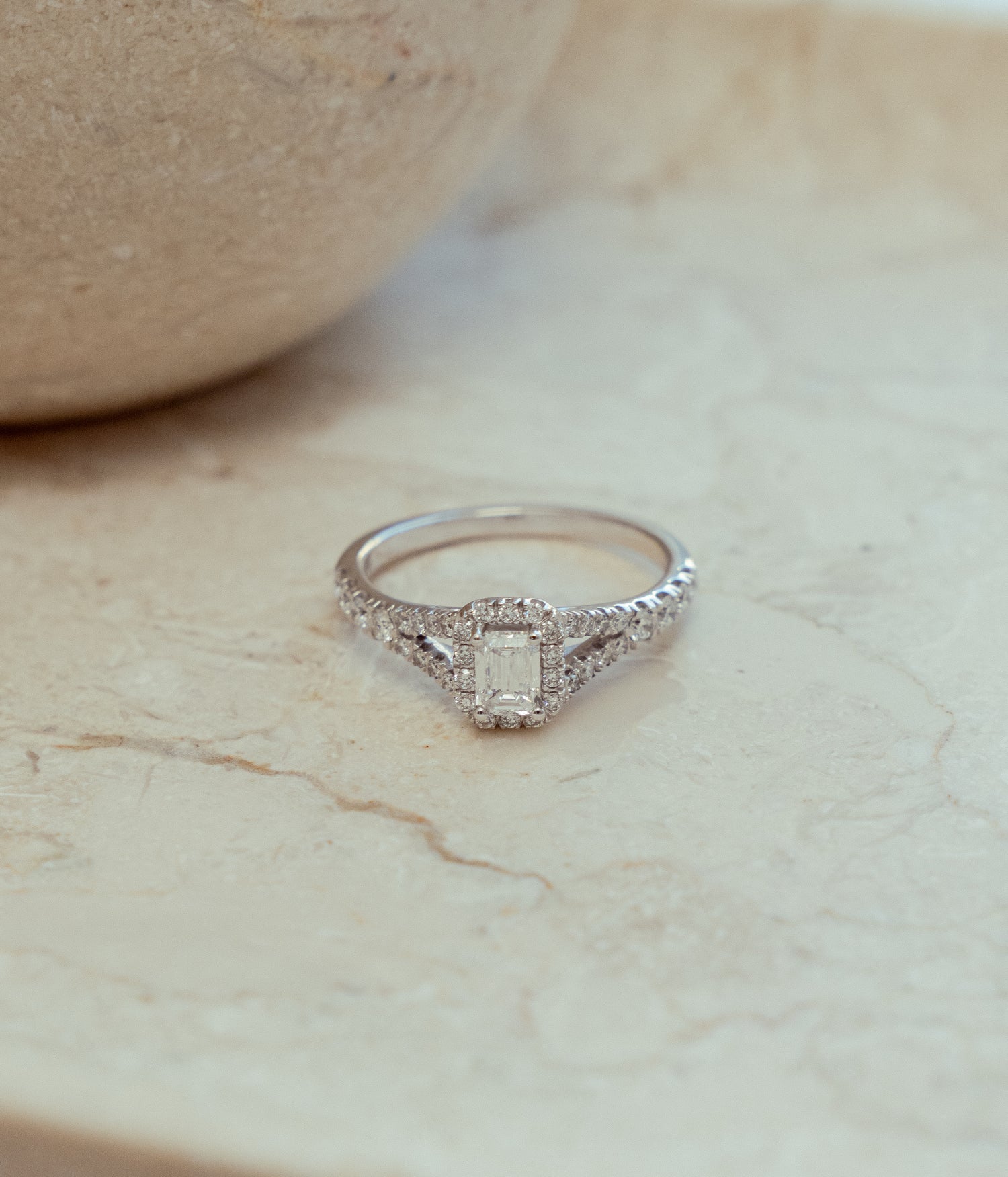 EMERALD PAVÉRING I 14K HVIDGULD MED DIAMANTER (1.0 CT), STR. 54