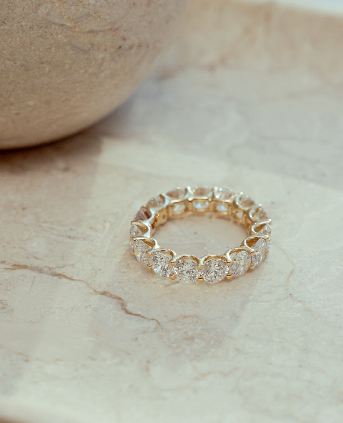 ALLIANCERING I 14K HVIDGULD MED DIAMANTER (6.6 CT), STR. 53