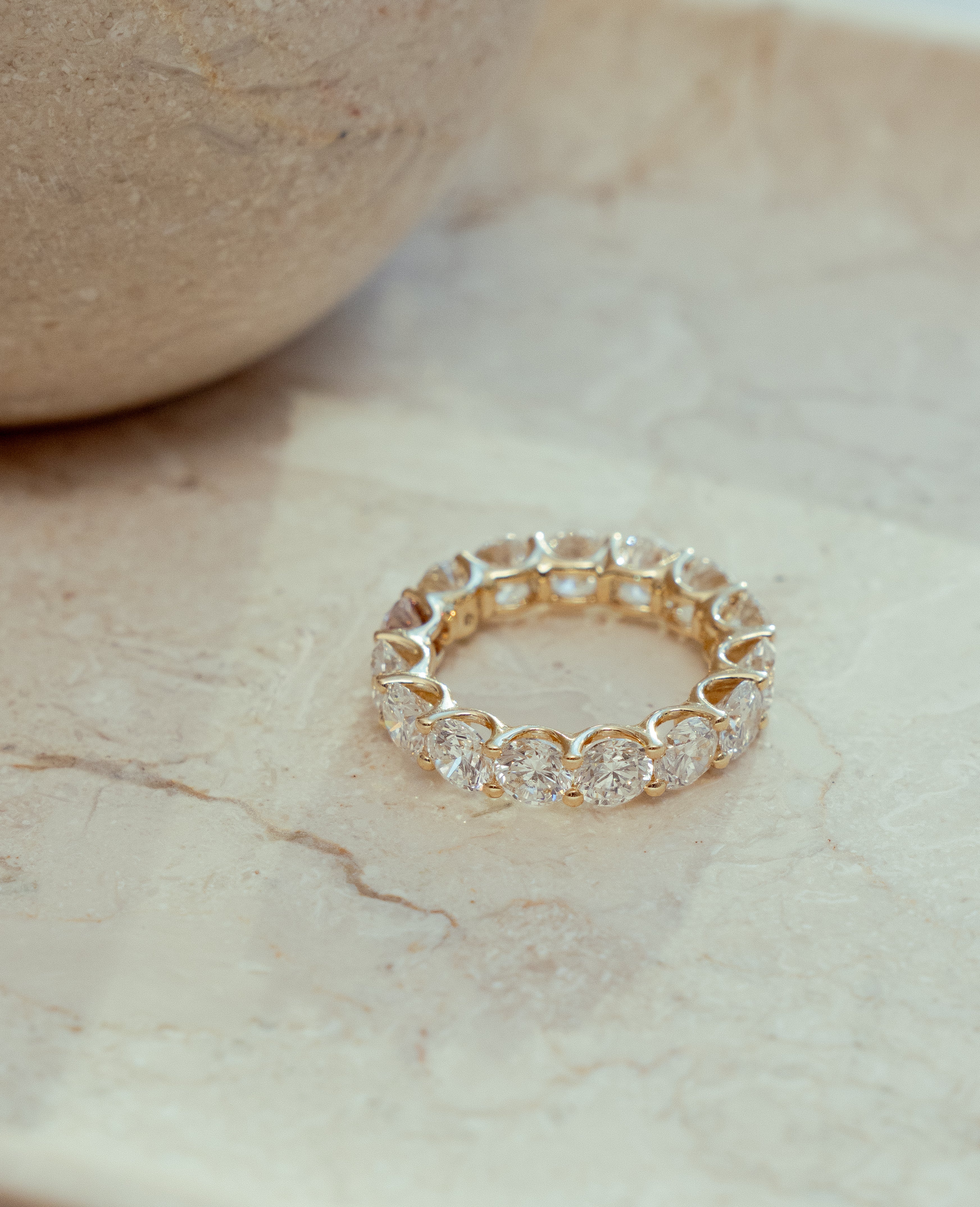 ALLIANCERING I 14K HVIDGULD MED DIAMANTER (6.6 CT), STR. 53