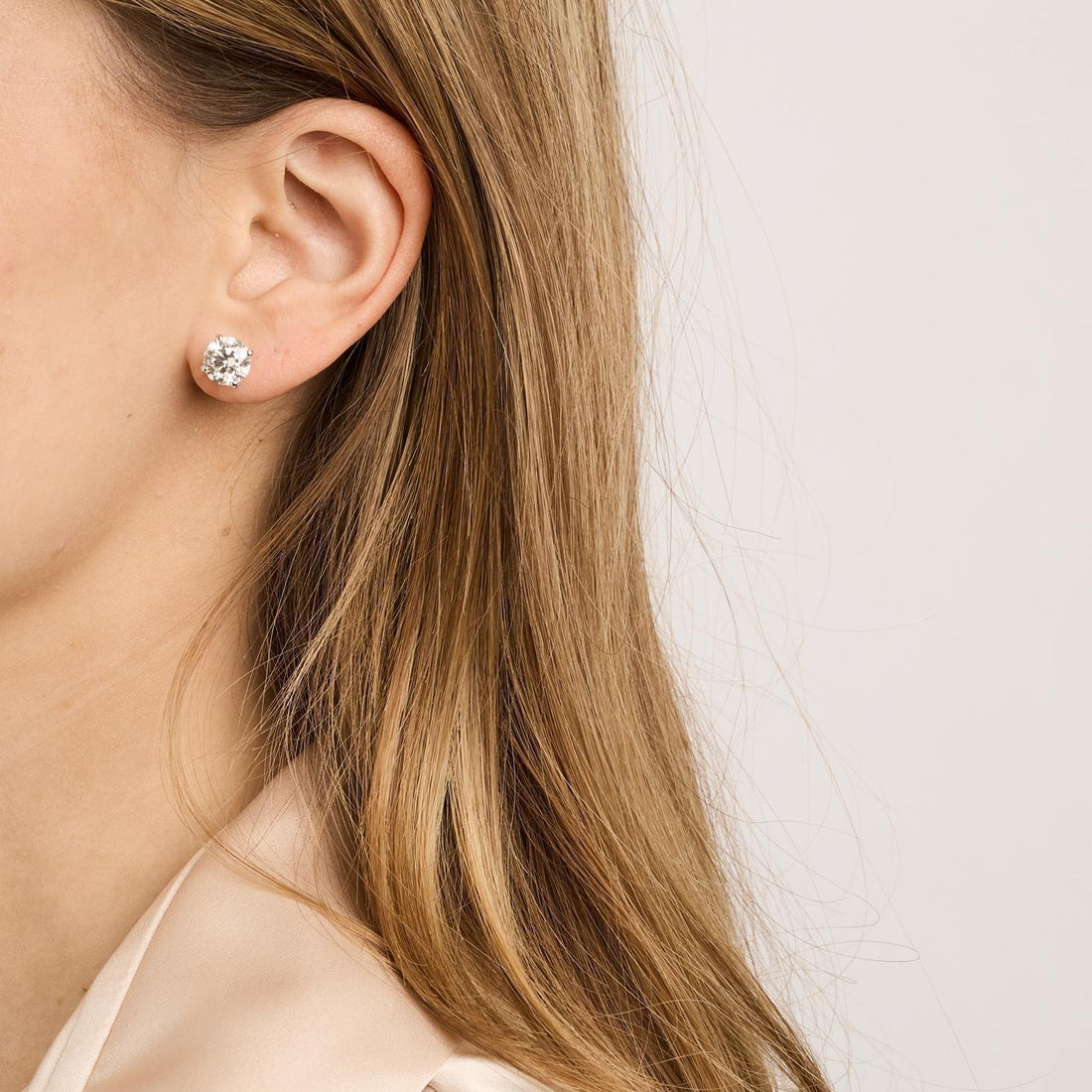 SOLITAIRE ØRESTIKKER I 14K HVIDGULD MED DIAMANT (3.72 CT), 1 CM